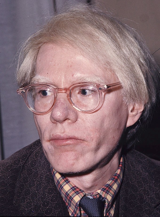 Portrait d’Andy Warhol en 1975, l’artiste que Richard Avedon photographie avec la Factory en 1969