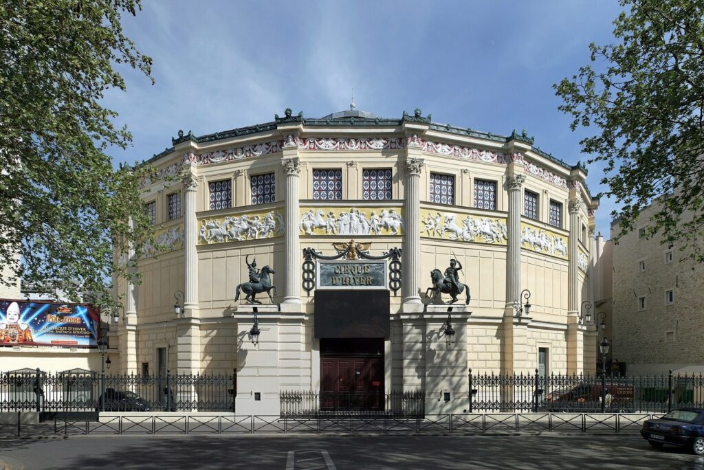 Cirque d’Hiver à Paris, lieu de Dovima with Elephants de Richard Avedon