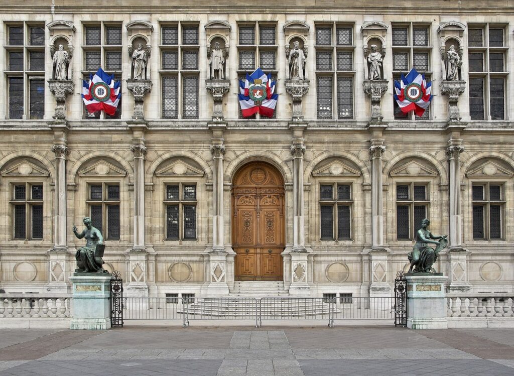 Façade de l’Hôtel de Ville de Paris, lieu du Baiser de Robert Doisneau