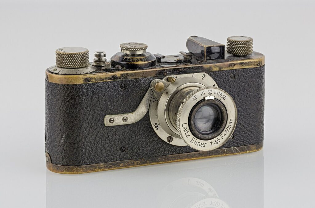 Appareil photo Leica I de 1927 vu de face avec son objectif Elmar
