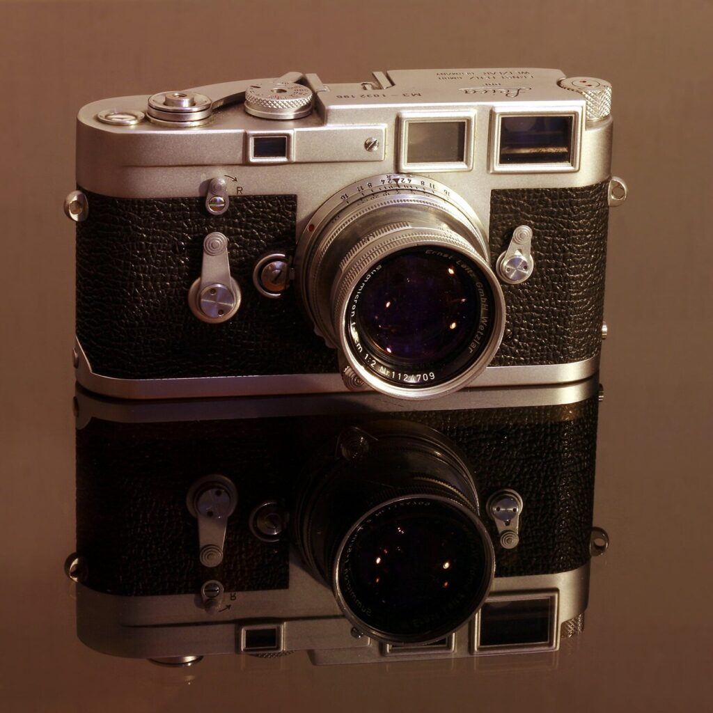 Appareil photo télémètre Leica M3 argenté, type de boîtier utilisé par Henri Cartier-Bresson