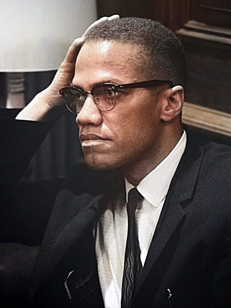 Malcolm X en 1964, figure photographiée par Richard Avedon