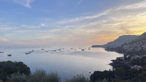Vue en hauteur sur une baie de la Côte d’Azur au coucher du soleil, yachts au mouillage et littoral de Monaco et du Cap