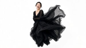 Femme riant en plein saut, robe de mousseline noire sur fond blanc, illustration générée par IA dans l’esprit de Richard Avedon
