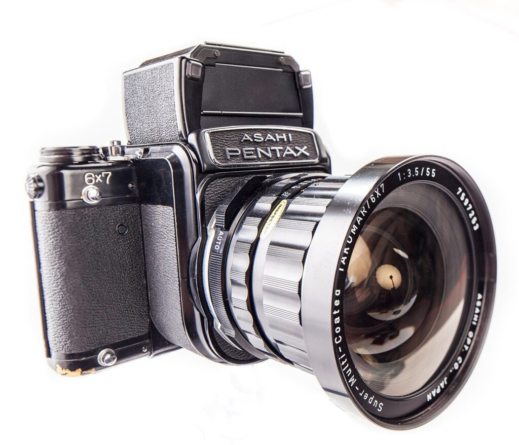 Appareil moyen format Pentax 6x7, marque citée par Helmut Newton