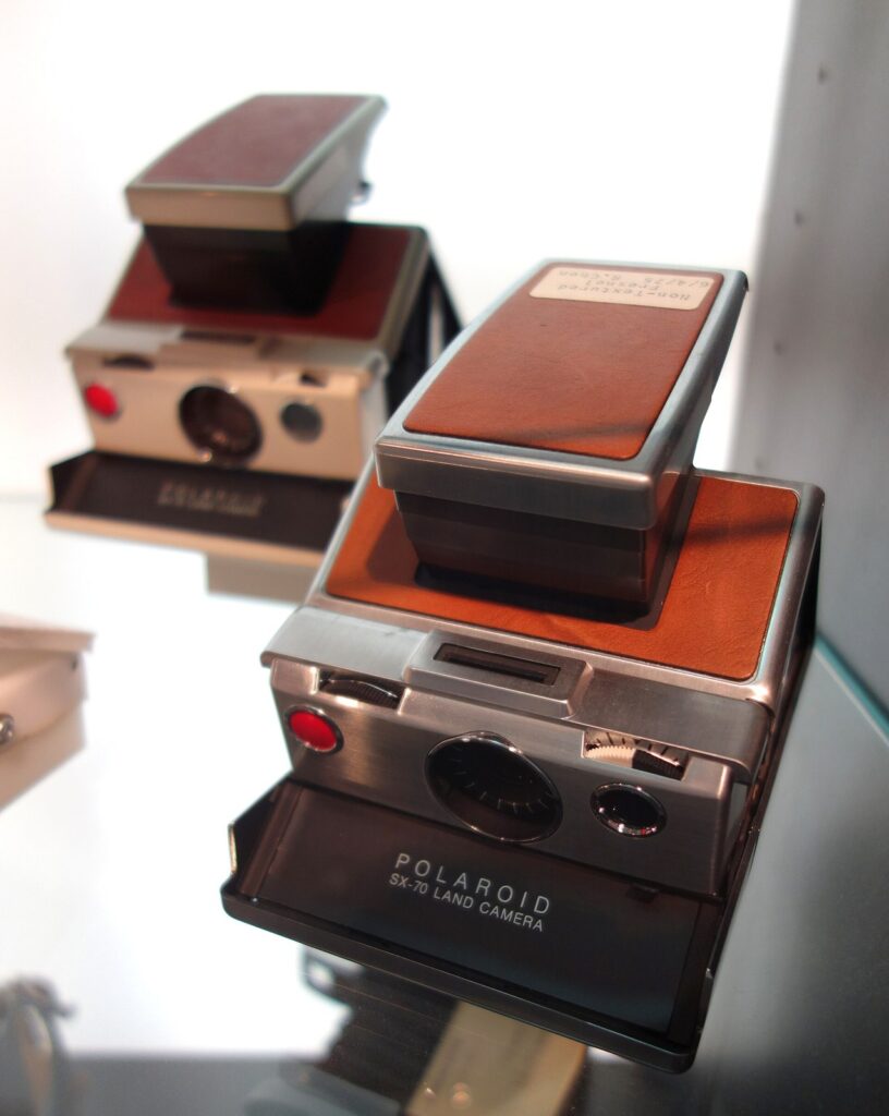 Appareil Polaroid SX-70 replié, type d’instantané utilisé par Helmut Newton