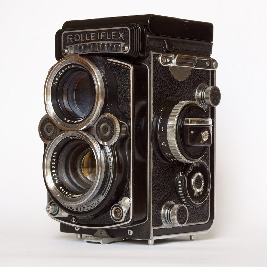 Appareil bi-objectif Rolleiflex 2.8 F, utilisé par Helmut Newton à ses débuts