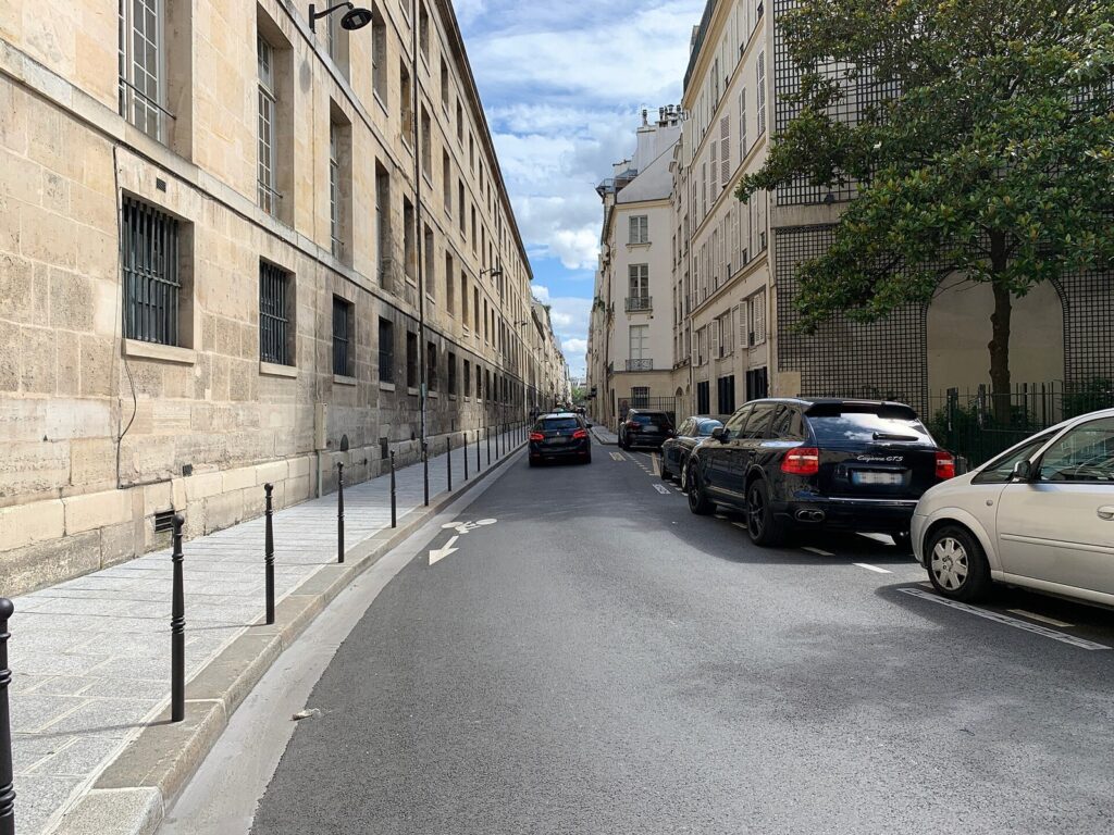 Rue Mazarine à Paris, décor des amoureux de Robert Doisneau