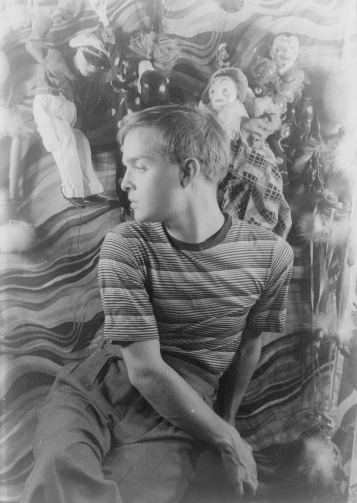 Truman Capote en 1948, coauteur avec Richard Avedon du livre Observations